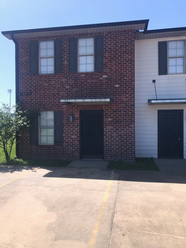 Building Photo - 2020 Southwood Dr