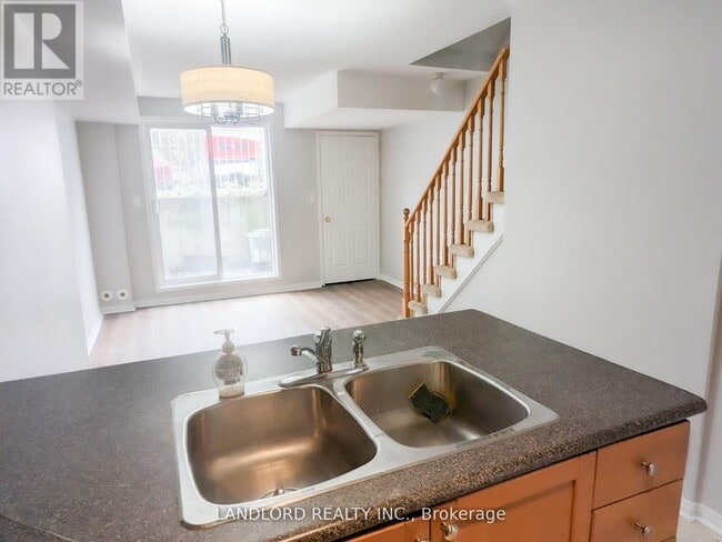 Building Photo - 65 Turntable Crescent