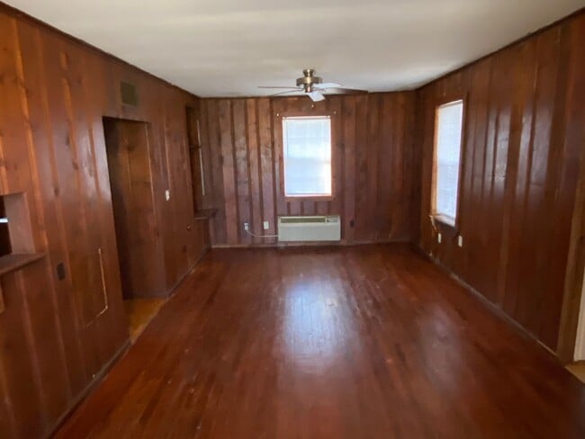Building Photo - Quaint 1 bedroom home near the marina Move...