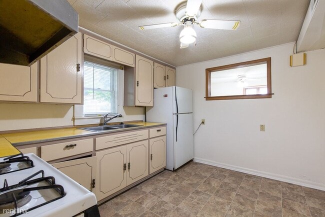 Building Photo - 2 br, 1 bath House - 5903 N Silvery Ln