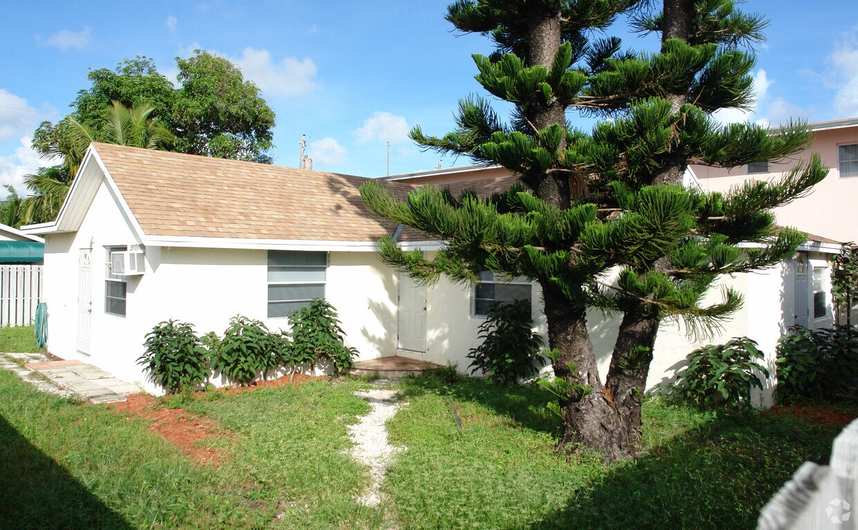 Primary Photo - 1015 NE 8th Ave