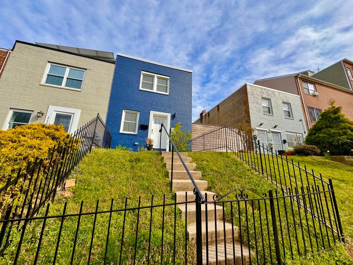 Primary Photo - 1151 Summit St NE
