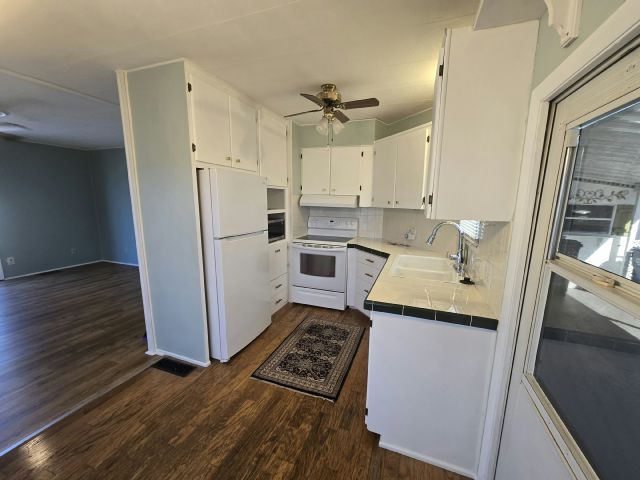 Foto del edificio - 303 50th Avenue Plaza W