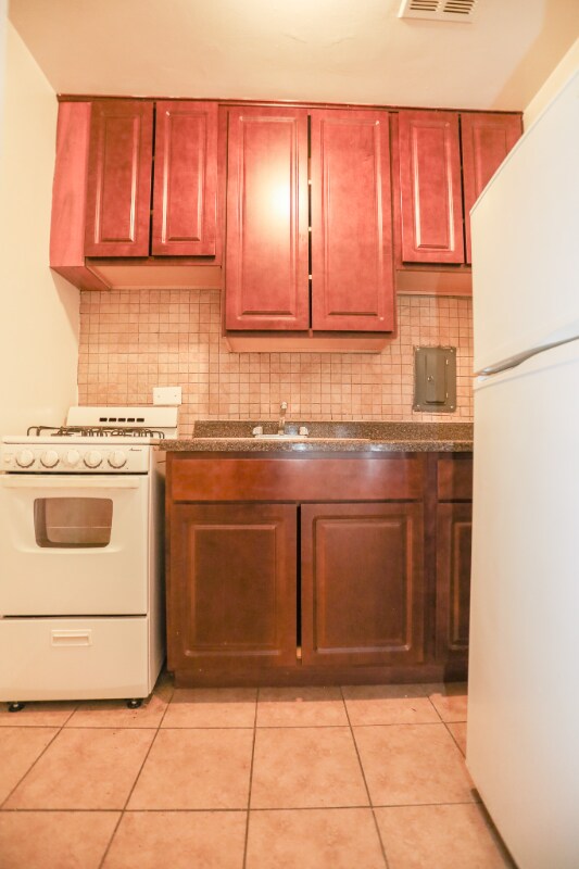 Photo - 1055 W Catalpa Ave Apartment