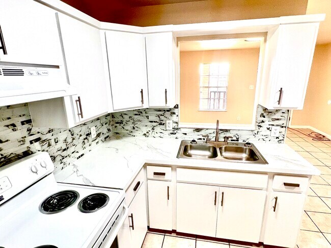 Building Photo - 4000 Paredes Line Rd