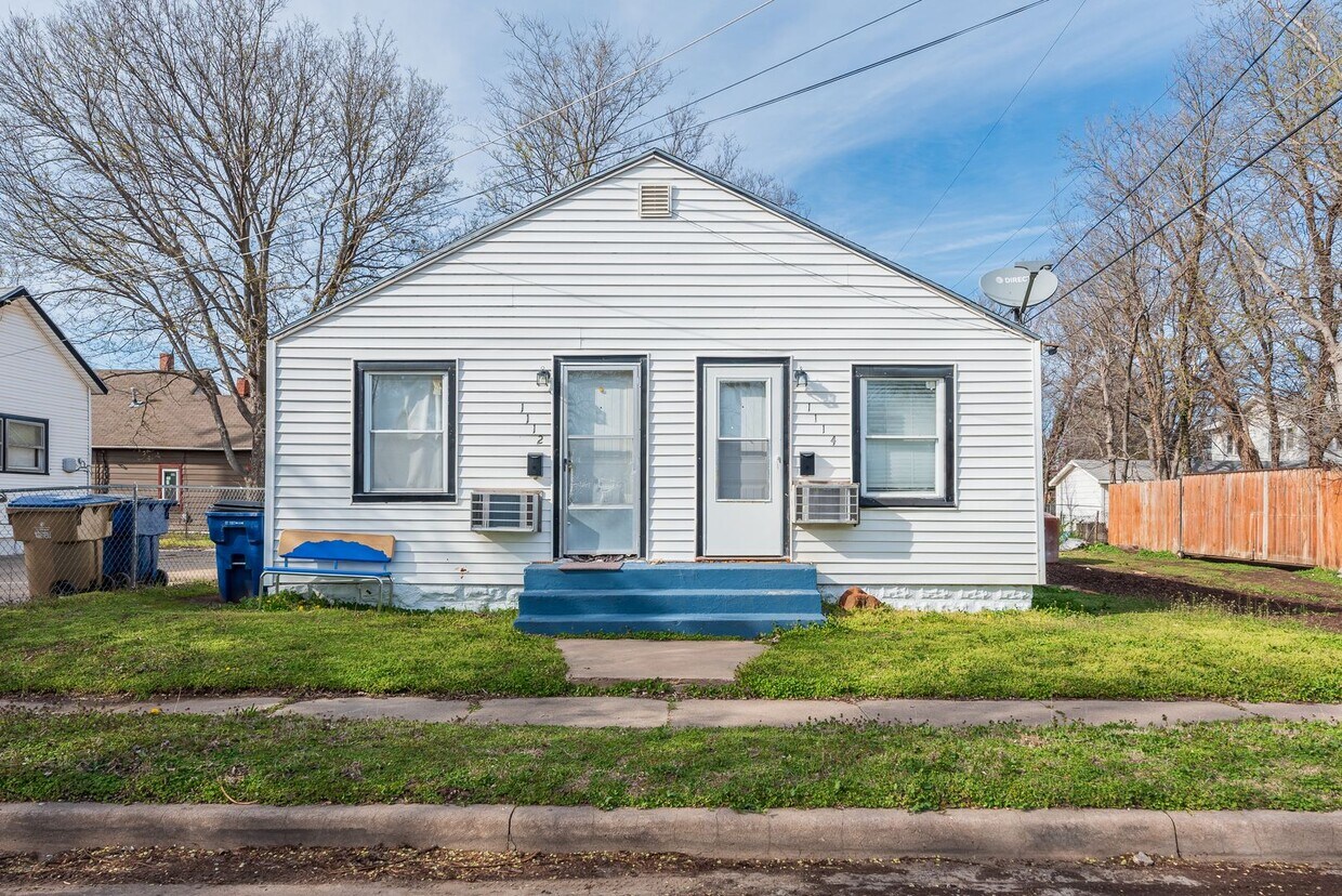 Foto principal - Centrally located 1 Bed 1 Bath Duplex!