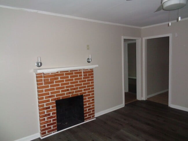 Building Photo - 2 Bdroom 1 Bath Home
