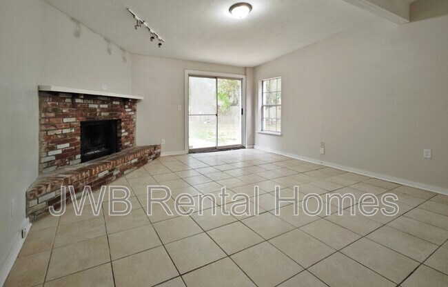 Foto del edificio - 5517 Lakewood Cir E