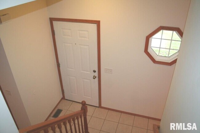 Building Photo - 2405 Devils Glen Rd