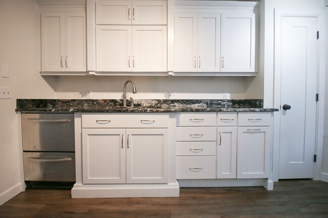 Foto del edificio - 2 Bedroom, 2.5 Bath Walking Distance From the Riverside Trails and Downtown!