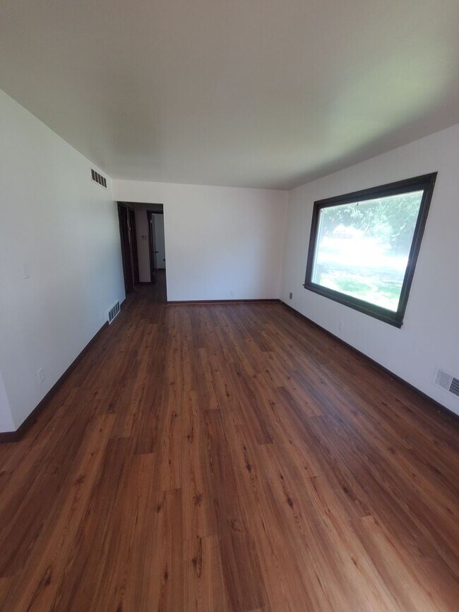Foto del edificio - Single Family - 3 Bedroom - 1 bathroom - 2...
