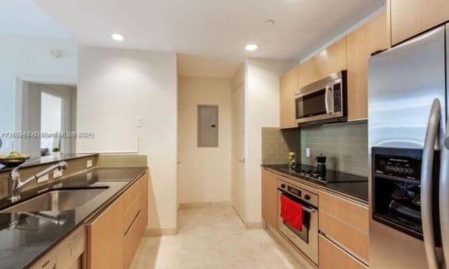 Building Photo - 1050 Brickell Ave