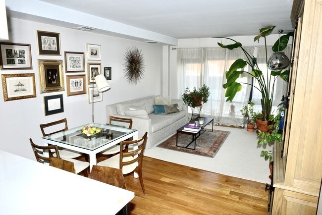 Foto del edificio - 305 McGuinness Blvd