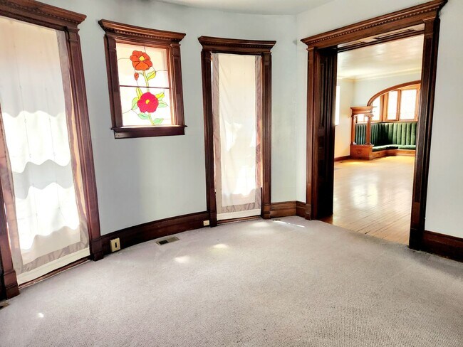 Building Photo - Incredible condo located in a unique victo...