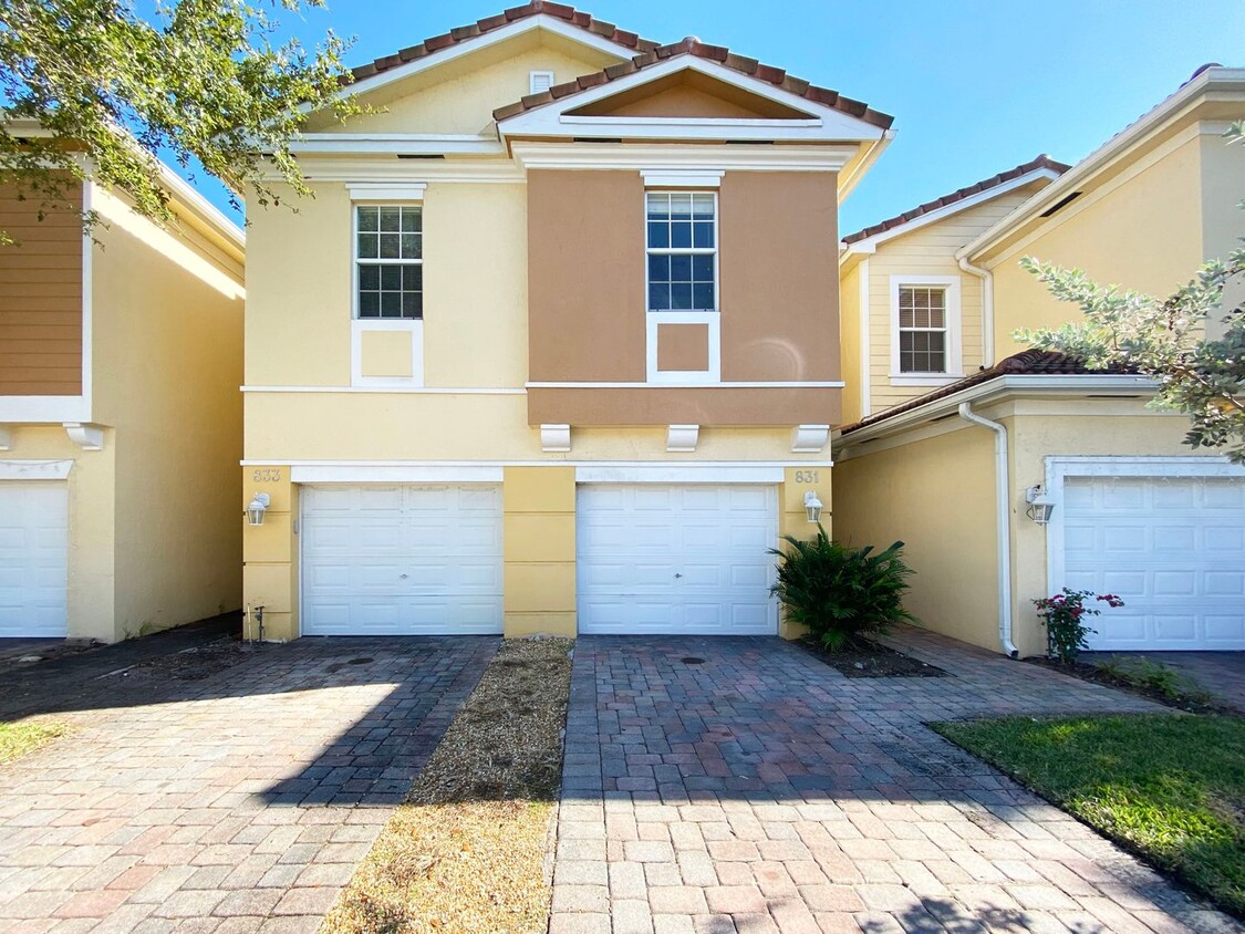 Foto principal - Spacious 3 Bed / 2.5 Bath/ 1 Car Garage To...