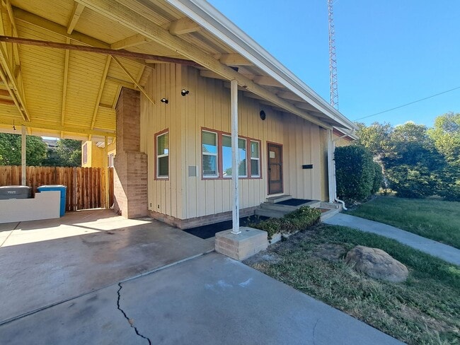 Building Photo - Spacious & Unique Home in Dixon