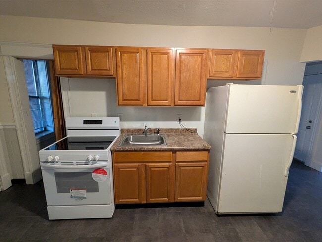 Building Photo - 1447 Dwight St