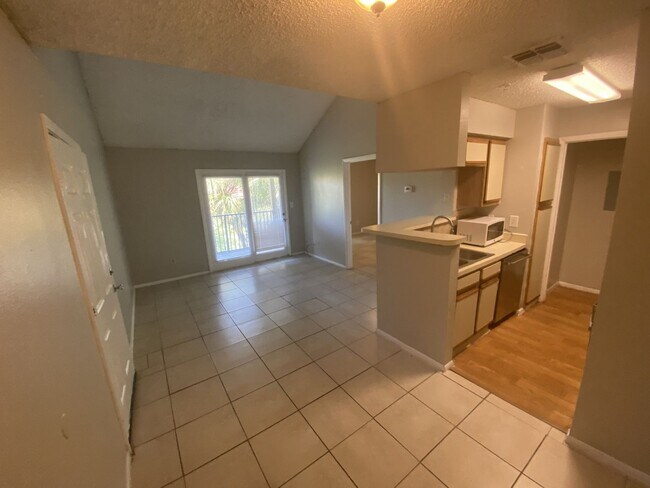 Building Photo - 1 bedroom 1 bath washer and dryer include