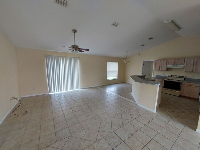Foto del edificio - 130 Juniper Loop Cir