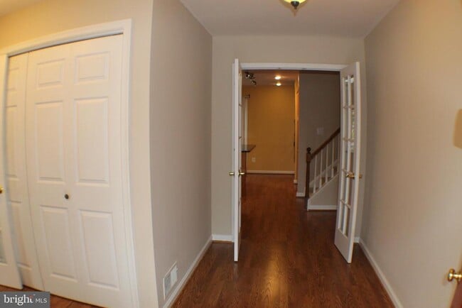 Building Photo - 5584 Queen Victoria Ct