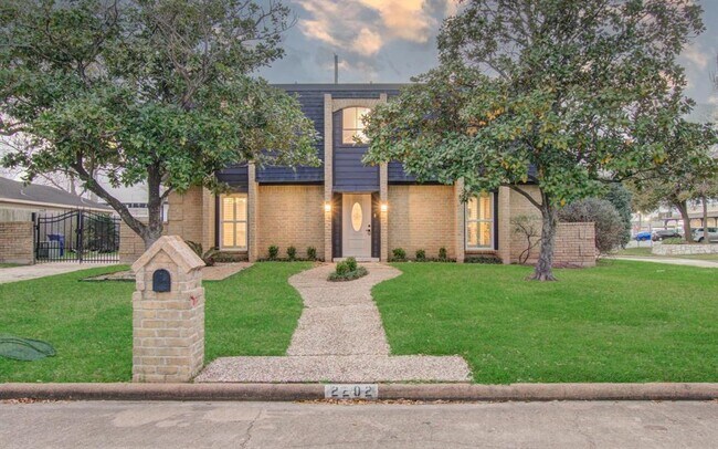 Foto del edificio - 2202 Briarview Dr