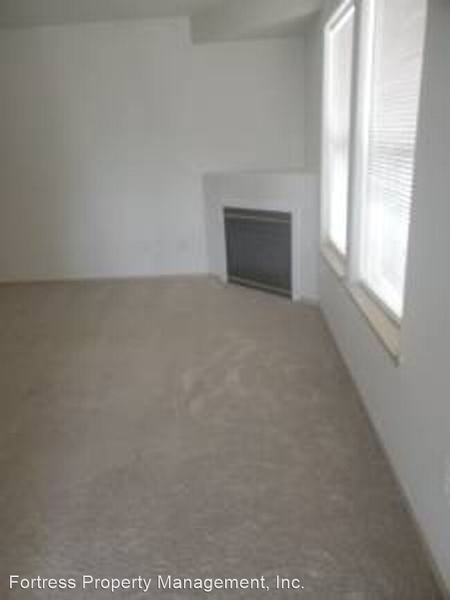 Building Photo - 2 br, 1 bath Apartment - 8422 NE Knott Street