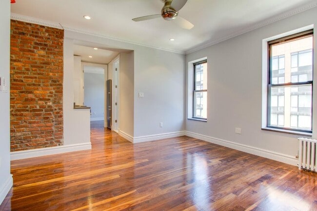 Building Photo - 334 E 6th St