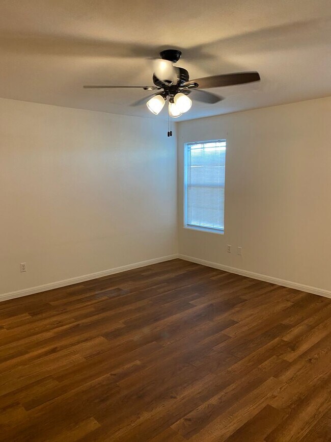 Foto del edificio - 1500 Zephyr Ln