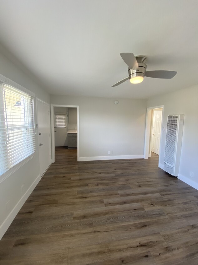 Amplia sala de estar - 14316 Condon Ave