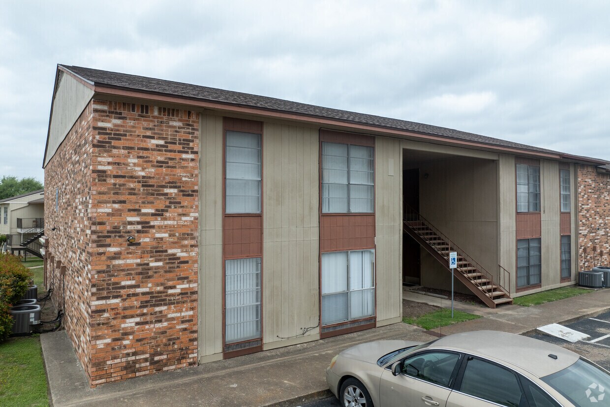 Alternar - The Oaks Apartments