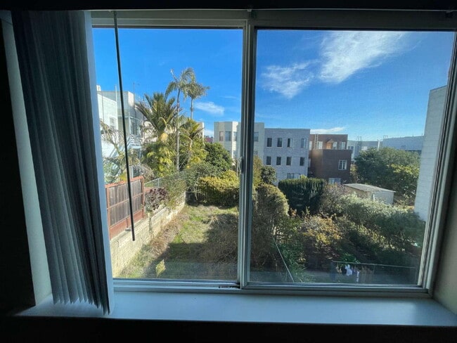 Building Photo - Large Private Bedroom in Sunset / Parkside near McCoppin Square and Taraval Corridor