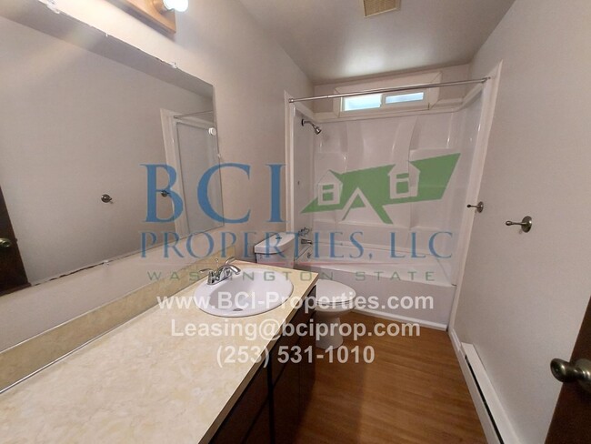 Foto del edificio - Highly Desired 2 bedroom duplex with garag...