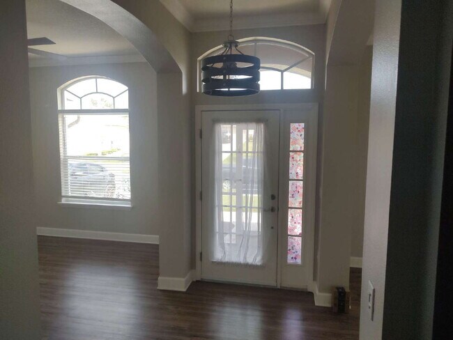 Foto del edificio - "Spacious 4-Bedroom with 3 Full Baths - 2,...