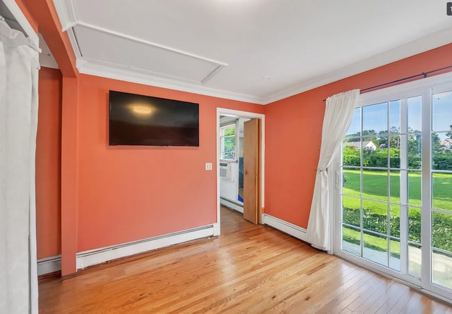 small room - 25 E 13th St House