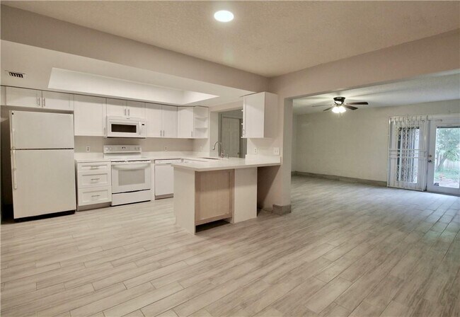 Building Photo - 4375 SW 53rd Ave