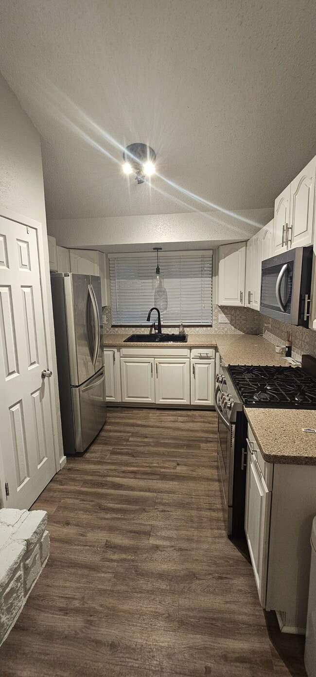 Foto del edificio - 504 Suzzane Rd