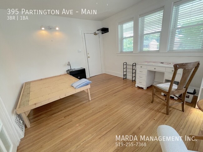 Building Photo - CHARMING 3 BED/1 BATH MAIN UNIT BY UNIVERS...