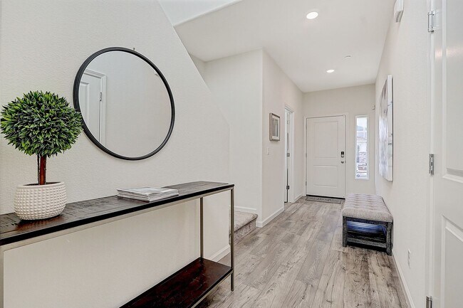 Foto del edificio - 4 YEARS NEW, FULLY FURNISHED 4 BEDROOM, 2....