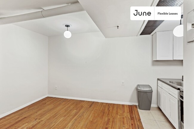 Building Photo - 736 Riverside Dr