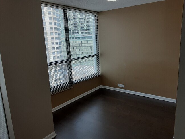Bed alcove - 405 N Wabash Ave