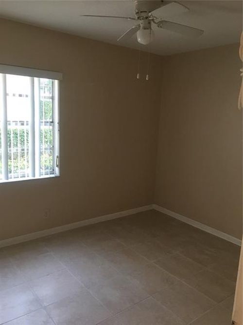 Building Photo - 817 Twin Lakes Dr