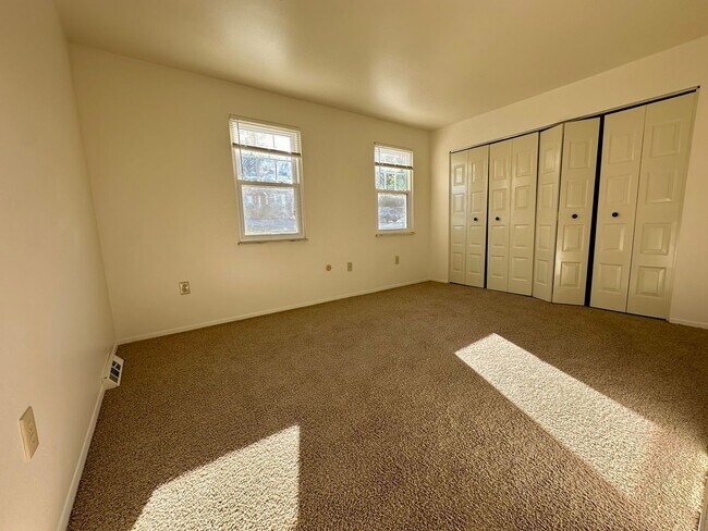Building Photo - North Hills 3 Bedroom Townhome! In-Unit Washer & Dryer + Equipped Kitchen with Dishwasher! Call T...