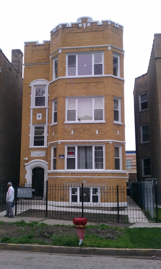 Building Photo - 6328 N Claremont Ave