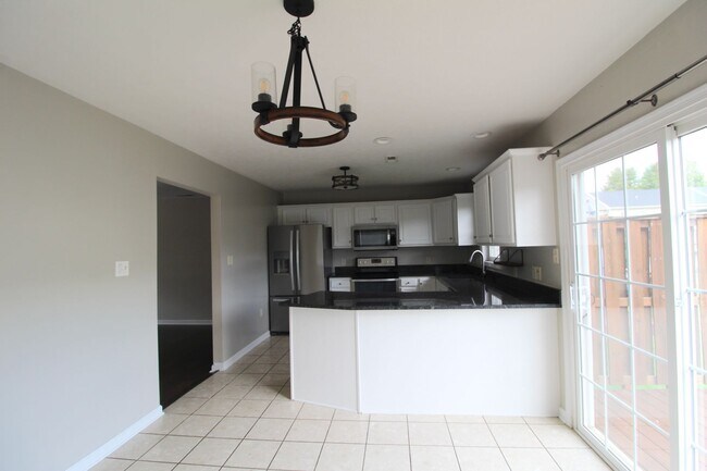 Building Photo - 3 Bedroom townhome with basement!