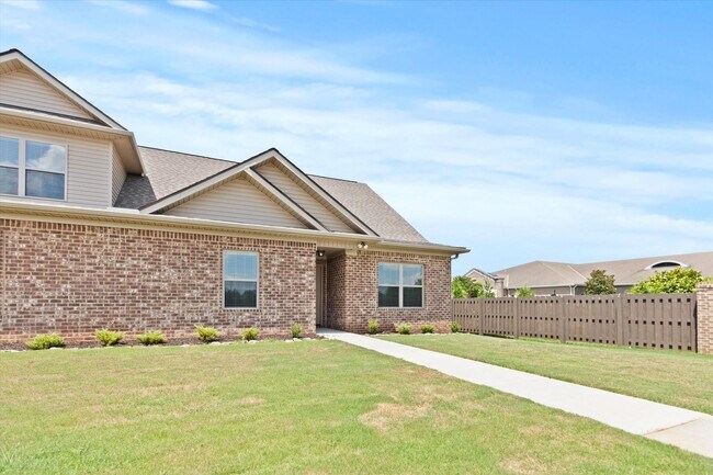 Foto del edificio - "Brand-New Townhome Awaits!"