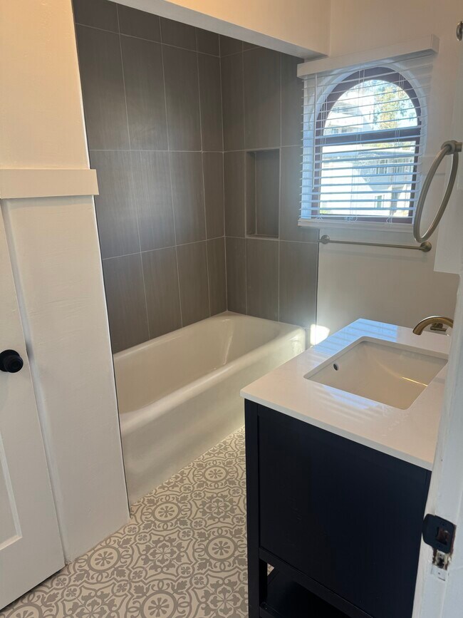 Foto del edificio - 245 Myrtle Rd