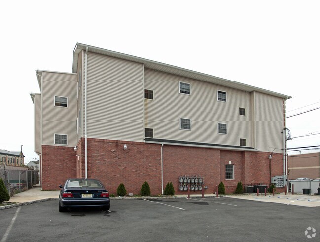 Building Photo - 210-212 Trumbull St
