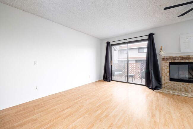 Building Photo - Amazing 3-Story Townhouse in Chulva Vista!