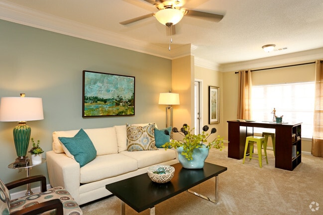 Modelo de sala de estar 2x2 - Lullwater at Bass | Luxury Apartment Homes Located in Macon, GA