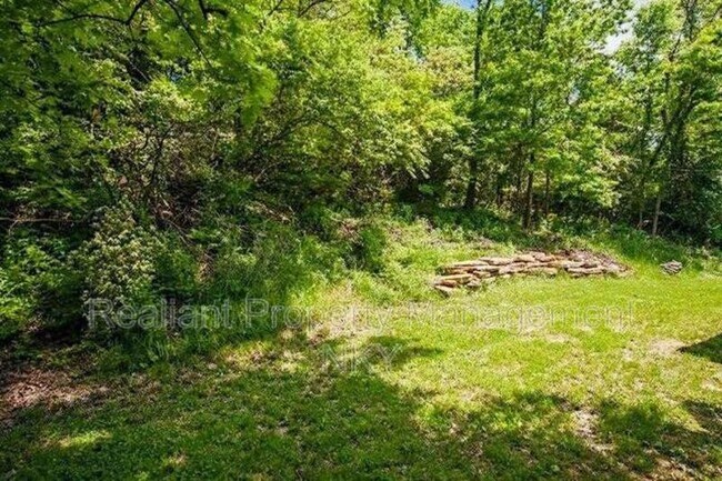 Building Photo - 1224 E Henry Clay Ave